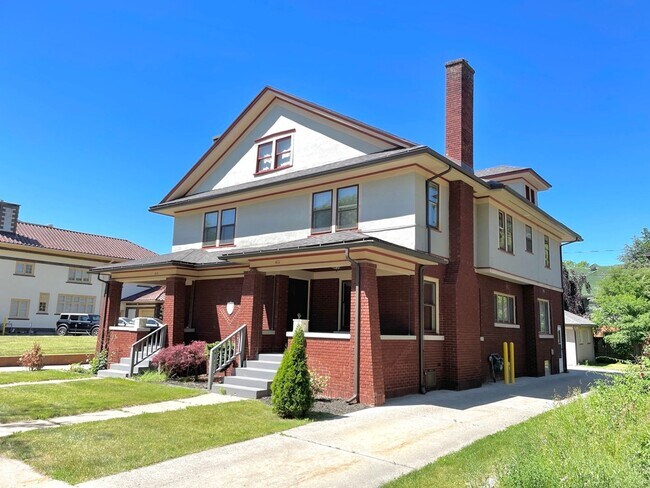 Building Photo - Available Stunning 5-Bedroom, 3-Bath Townhome with High-End Finishes