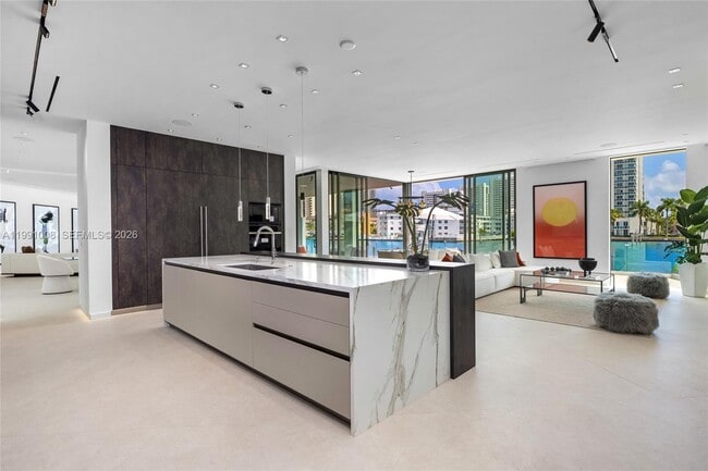 Building Photo - 503 Palm Dr