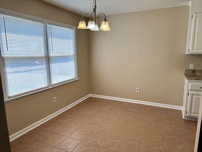 Building Photo - 4047 Fairway Dr