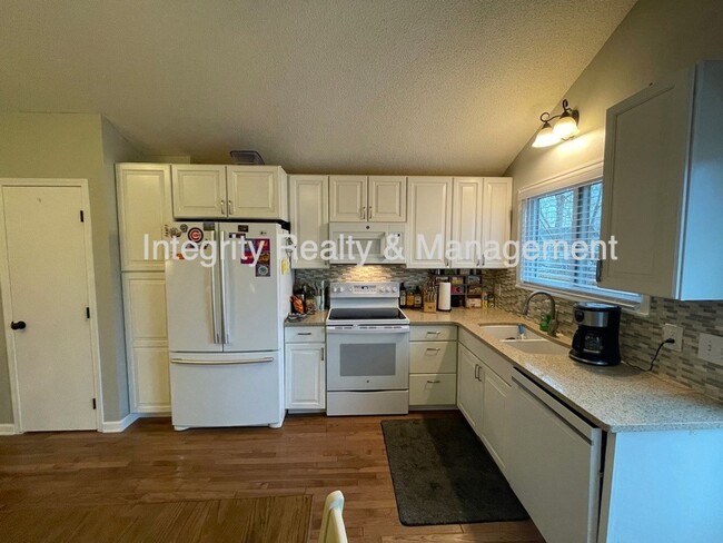 Building Photo - 475 E Chiswick Cir