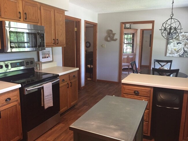 Building Photo - Spacious 3BR 2BA One-level West Knox