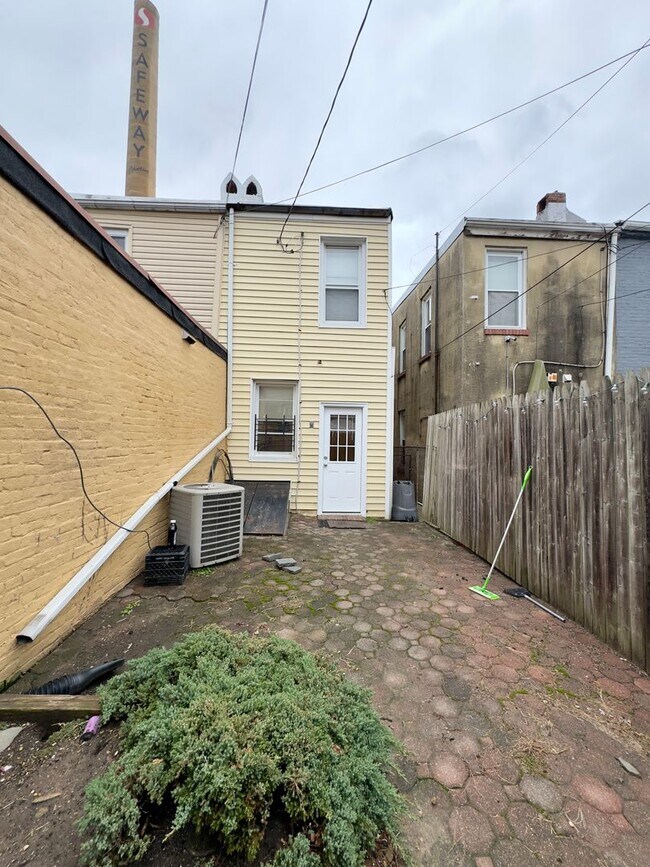 Building Photo - Charming 2-Bedroom Townhome with Modern Co...