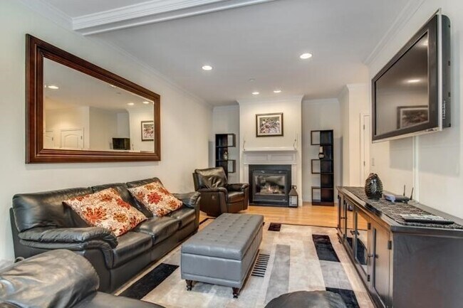 Building Photo - 142 Bigelow St