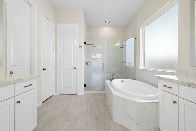Building Photo - 9806 Oakwood Trl