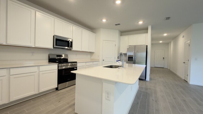 Building Photo - 9230 Country House Dr