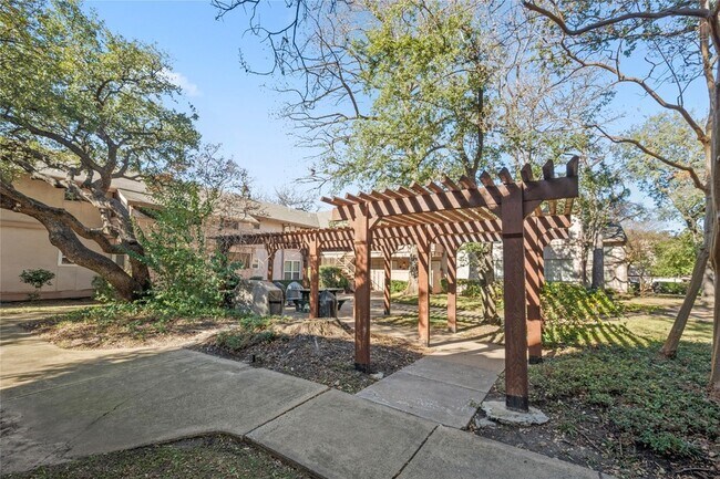 Building Photo - 10574 High Hollows Dr