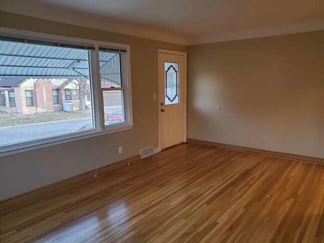 Building Photo - 1521-1525 Oxford St North