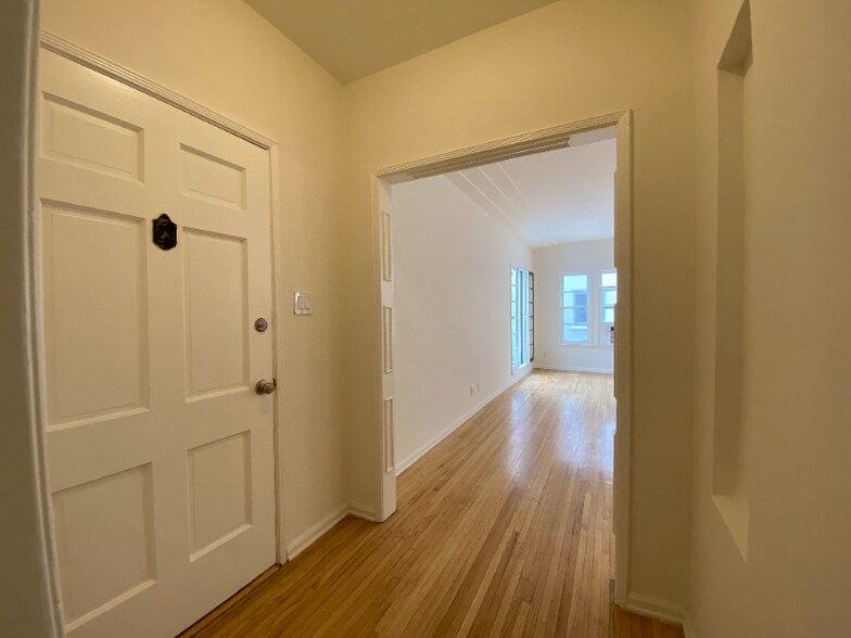 Building Photo - 9006 Burton Way