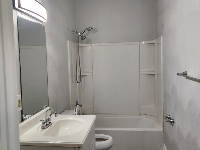 Building Photo - FOR RENT - PORTSMOUTH