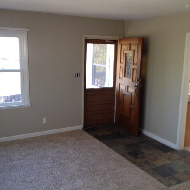 Building Photo - Beautiful 2bd/1ba Upstairs Duplex with a H...