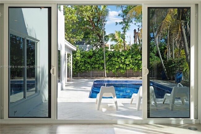 Building Photo - 525 Ridgewood Rd