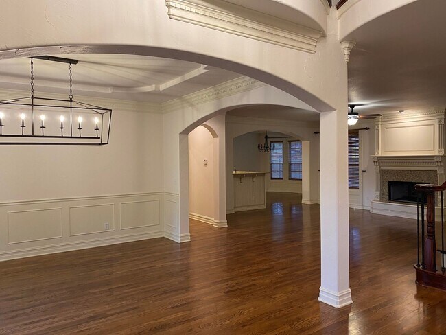 Building Photo - Lovely Stone/Stucco Home Nestled In Cul-De...