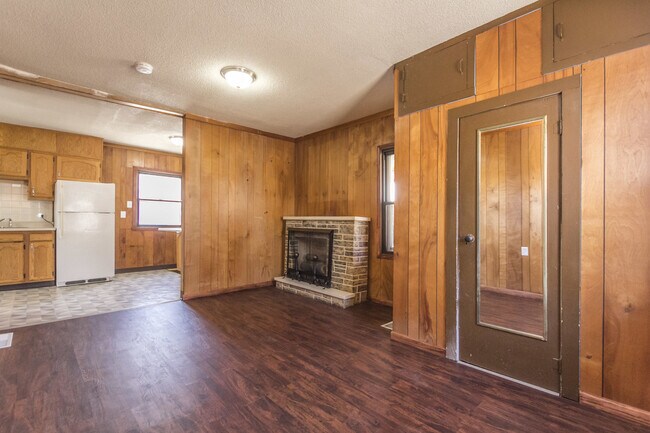 Building Photo - Adorable 2 Bedroom 1 Bath - 2 Stall Detach...