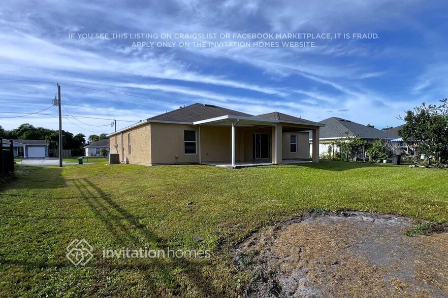 Building Photo - 2561 SW Calender St