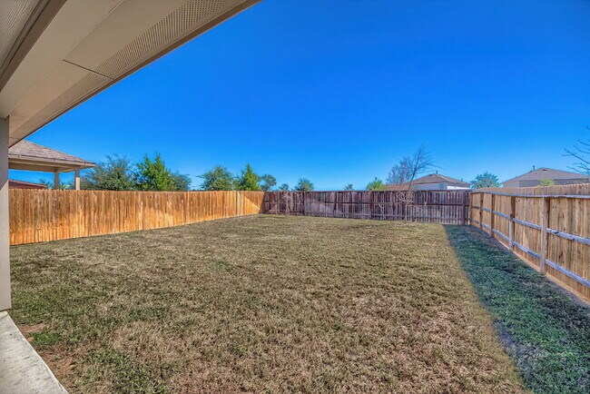 Building Photo - Stunning 4 bedroom offering 50% off the fi...