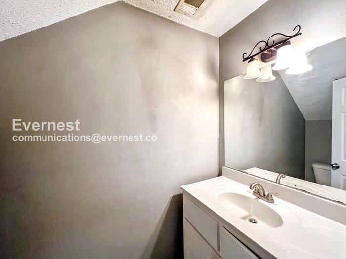 Building Photo - 1800 Labette Manor Dr