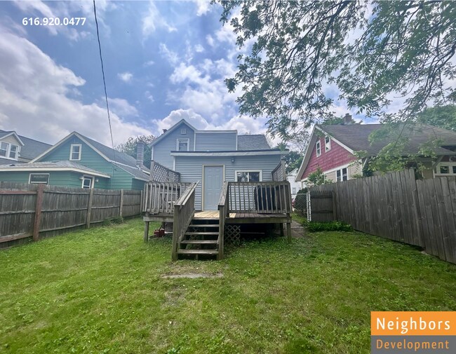 Building Photo - 1037 Hermitage St SE