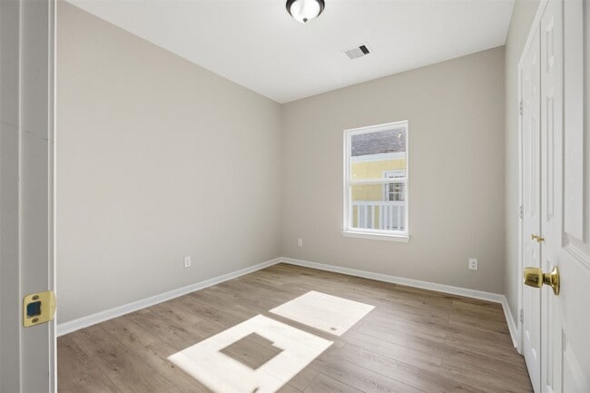 Building Photo - 1915 Ross Ave