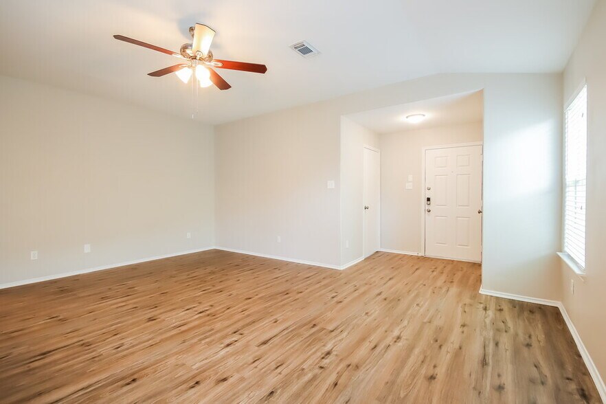 Building Photo - 302 Glencarry Trail