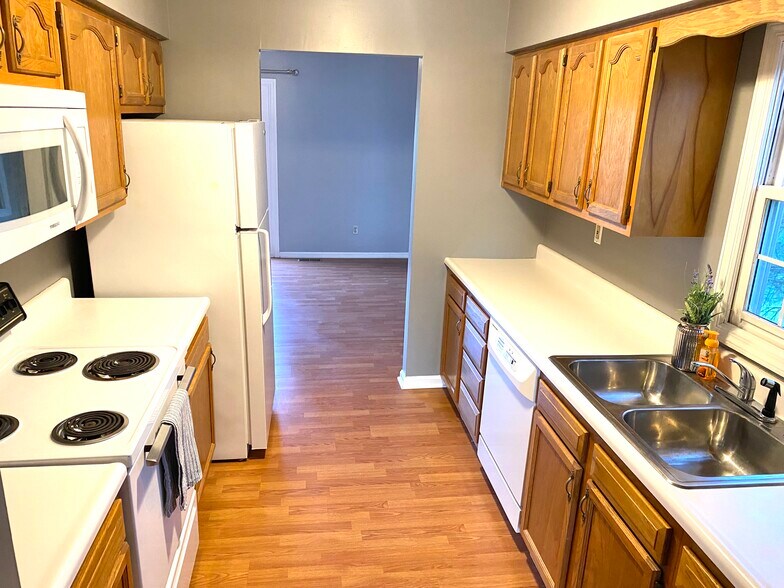 Building Photo - 202 Meadowview Dr
