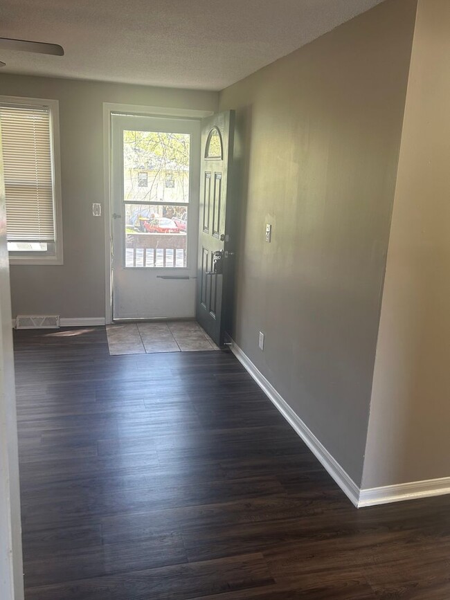 Building Photo - AVAILABLE NOW! Beautiful 3 Bedroom Home in...
