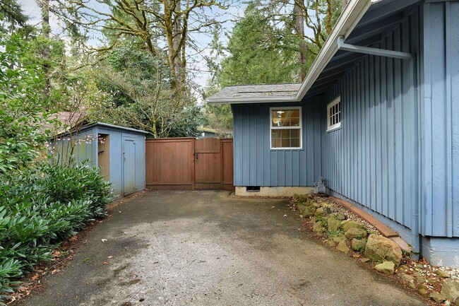 Building Photo - Quaint Remodeled Ranch in Lake Oswego