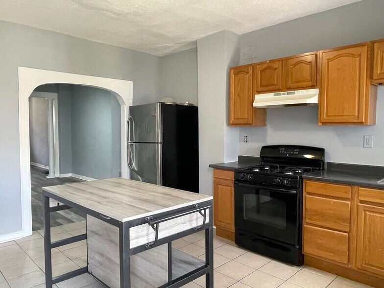 Building Photo - 2240 Penrose Ave