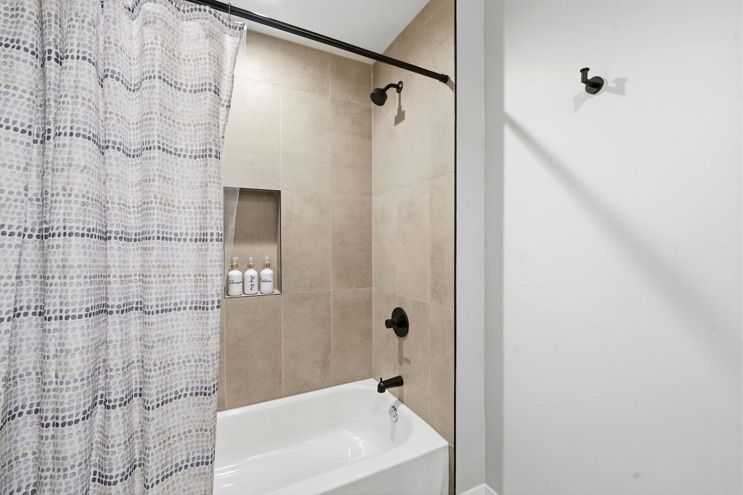 Building Photo - 6044 N Winthrop Ave