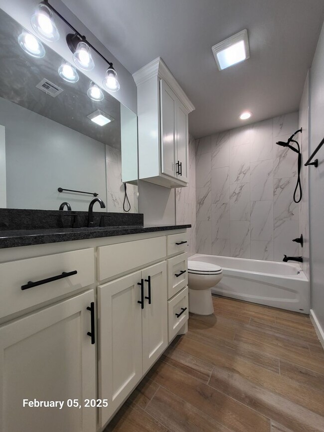 Building Photo - Remodeled (3) Bed/(1.5) Bath Avail Now! Sm...