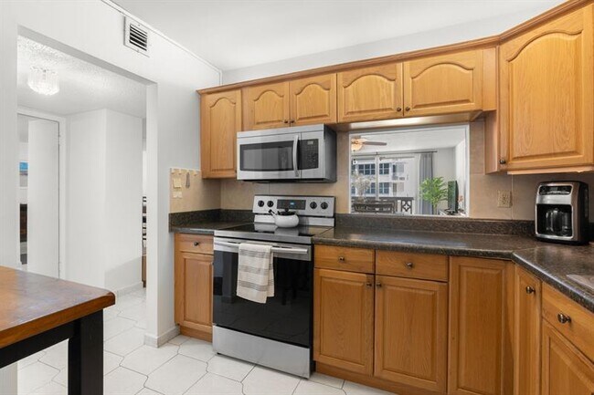 Building Photo - 1825 S Ocean Dr