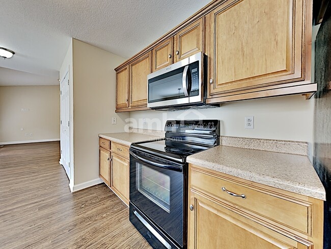 Building Photo - 145 Hillsborough Ln