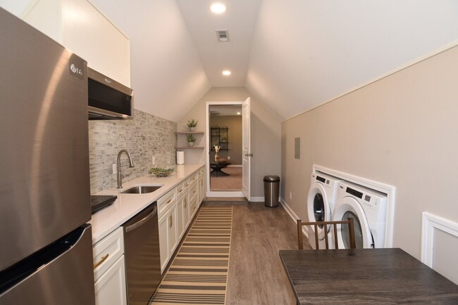 Building Photo - FURNISHED: Previous Model Home, For Rent 3 bedrooms/2.5 baths/2nd Floor Family Room w/kitchenette...