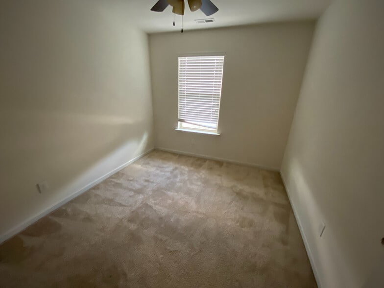 Building Photo - Room in Townhome on Haskell Dr