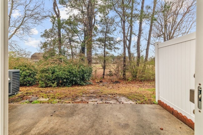 Building Photo - 2 Bed 2.5 Bath Townhome