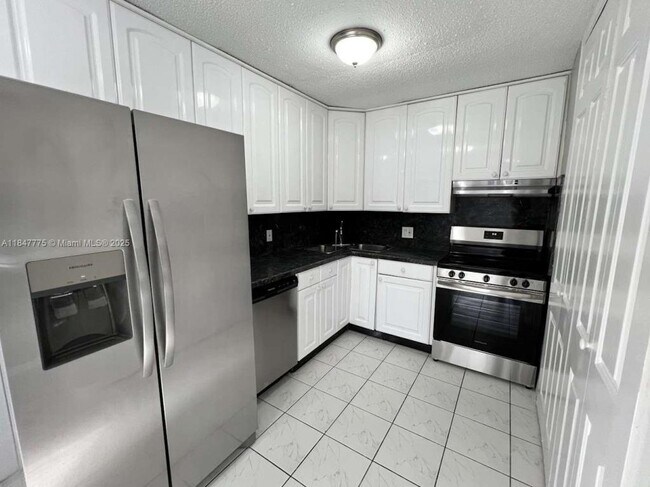 Building Photo - 621 NE Helicon Ln