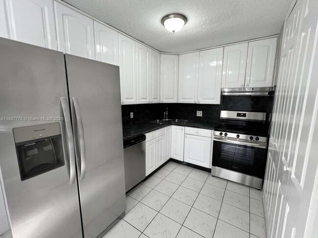 Building Photo - 621 NE Helicon Ln