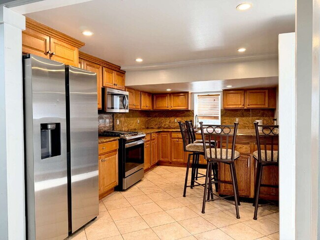 Building Photo - Move in ready, spacious, 4 bedroom, 3 bath single-family home available for rent in Hackensack, NJ.