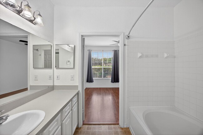 Building Photo - 13703 Richmond Park Dr N