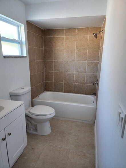 Building Photo - 558 Clearwater Largo Rd N