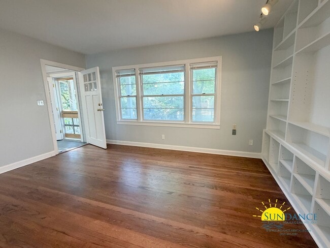 Building Photo - Freshly Painted 3BR/2BA Home Near Santa Rosa Sound & Choctawhatchee Bay!