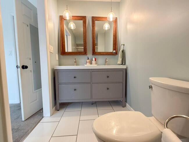 Building Photo - 3084 Sawyer Dr