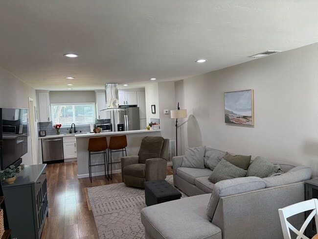 Building Photo - 808 Laurelwood Ct