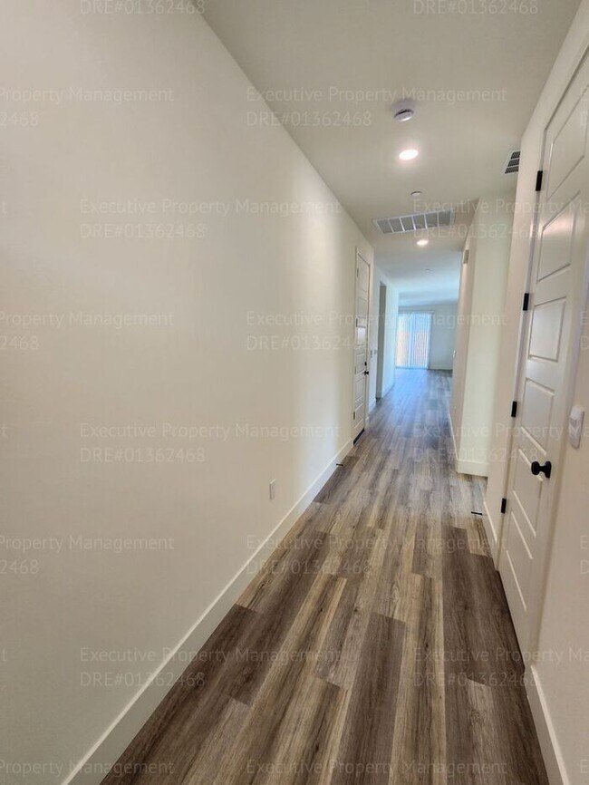 Building Photo - 4 bedroom/ 3 bathroom split-wing home. *Mo...
