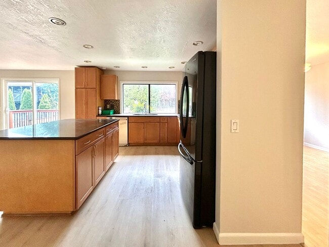 Building Photo - Beautiful 4BD Home | Fireplace, Fenced Backyard, Deck, Garage & A/C