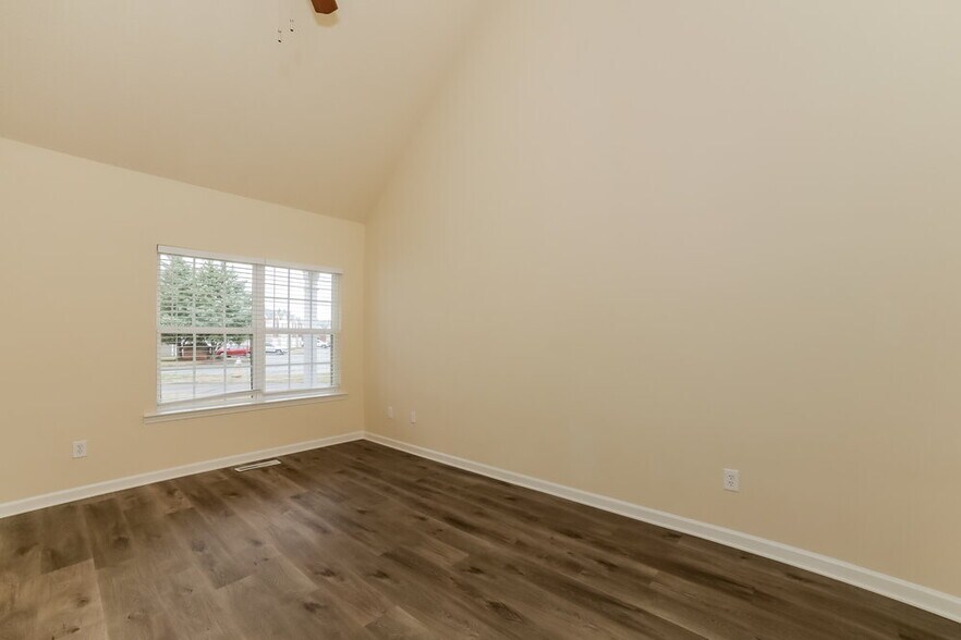 Building Photo - 67 Middlebrook Dr