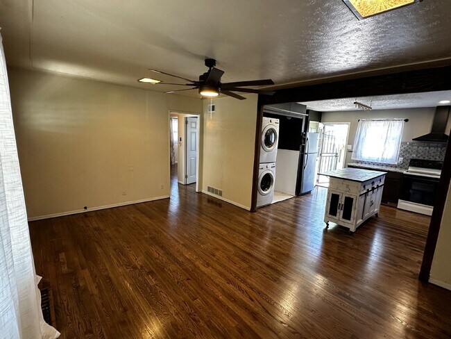 Building Photo - ***Available late-July*** Charming Home in...
