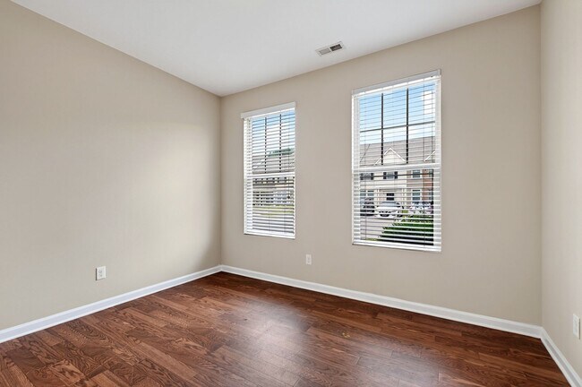 Building Photo - 4490 Middletown Dr