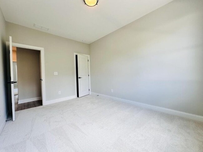 Building Photo - 2422 Lakeshore Ln