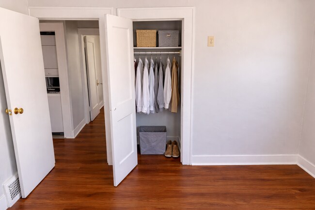 Building Photo - Cute Two Bedroom Home