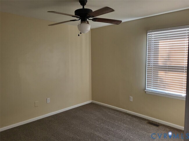 Building Photo - 206 Spring Dr